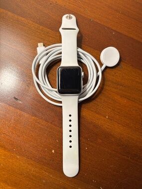 Apple Watch Series 3 38 MM Aluminum Case GPS Silver Charging Cord White Band